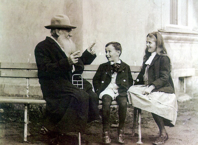 leo-tolstoy-telling-a-story-to-his-grandchildren1909
